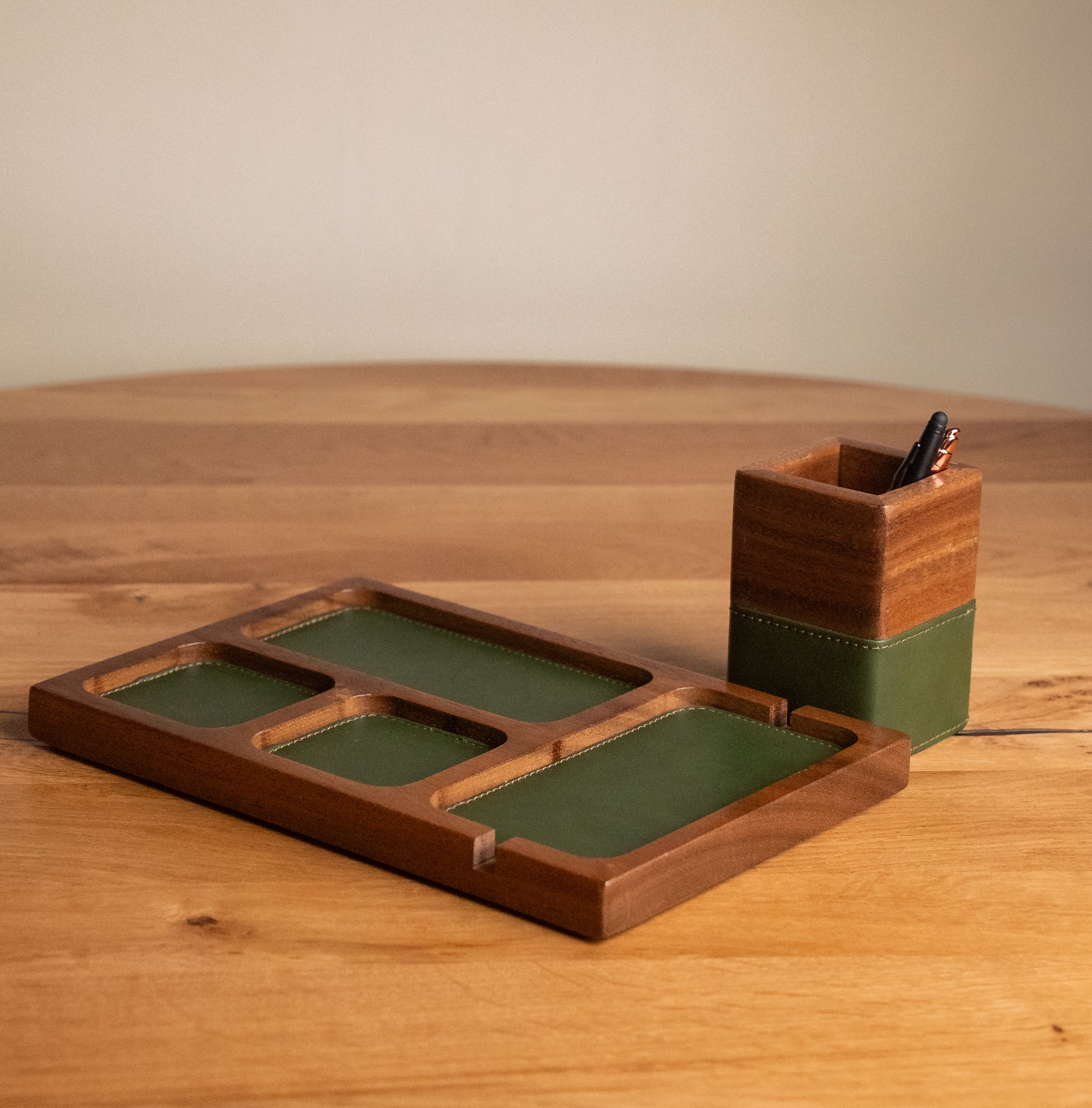 Niveśa Valet Tray & Charging Dock